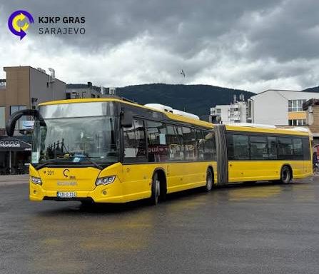 Žuti zglobni autobus KJKP GRAS Sarajevo na terminalu, fotografija ustupljena uz dozvolu