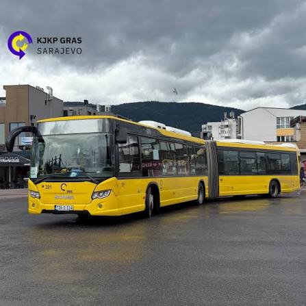 Žuti zglobni autobus KJKP GRAS Sarajevo na terminalu, fotografija ustupljena uz dozvolu